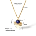 Dettaglio della collana in acciaio dorato con ciondolo a sole in pietra blu e dimensioni - Collana con Pietra Blu (YYN023173-LA)