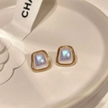 Orecchini a perno quadrati dorati con centro perlato iridescente su vassoio bianco - Stile Perlaceo con Cornice Dorata Retro (0899)