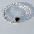 Détail de la bague coeur noir avec halo de cristaux et anneau en argent poli - Noir