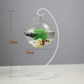 Makroansicht der hängenden Glaskugel am 23cm Metallständer mit bunten Steinen - Weißer Ständer/Weithals-Schüssel (Größe S)/Mit Dekor