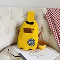 Simpatica borsa a tracolla a forma di papera gialla su sfondo decorativo di un divano - Giallo