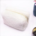 Astuccio rettangolare in morbido peluche bianco con cerniera beige dallo stile minimal - Bianco