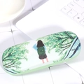 Draagbare brillenkoker met illustratie van meisje in het bos en Shery-logo - Vloot van de Tijd