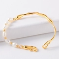 Bracciale con perle barocche e fascia metallica dorata ondulata su tessuto bianco - Modello B Bracciale