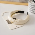 Eleganter cremefarbener Satin-Haarreifen mit Knoten-Detail und schwarzem Verschluss - Milchweiß