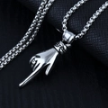 Zilveren roestvrijstalen ketting met hand hanger en helder kristallen detail voor heren - Handgebaar naar beneden wijzend + Stalen ketting