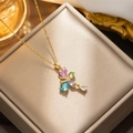 Luxe gouden titanium ketting met kleurrijke kristallen vlinder hanger in een geschenkdoos - Kleurrijke Vlinder (599) / Goud