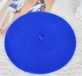 Dettaglio ravvicinato della texture del berretto in lana blu Klein su pizzo bianco - 52-54cm / Blu Zaffiro