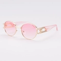 Gafas de sol ovaladas doradas con lentes degradadas rosa en un ángulo de 45 grados - Montura Dorada Patilla Rosa Lentes Rosas Degradadas