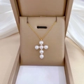 Collana in acciaio al titanio dorato con ciondolo a croce in perle bianche in scatola beige - Oro