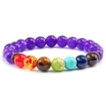 Dettaglio del bracciale chakra da 8mm con perline viola e distanziatori in metallo - Viola