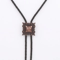 Vintage-Bolo-Tie in Bronze mit Scroll-Mustern und schwarzer geflochtener Kordel - Quadratisches Laubmuster Kupfer