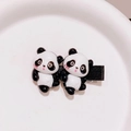 Detalle de lindas pinzas para el cabello de panda en resina sobre un plato de cerámica - Clip de Pico de Pato Panda Saltando