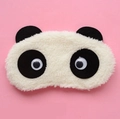 Simpatica mascherina panda in morbido peluche bianco e nero su sfondo rosa - Occhi Mobili