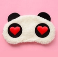 Antifaz para dormir de panda de felpa con corazones rojos sobre fondo rosa, vista superior - Ojos de Corazón Rojo
