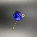 Details einer königsblauen Satin-Rosenbrosche mit goldenem Blatt und langer Nadel - Königsblau