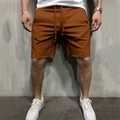 Detail der braunen Baumwollshorts für Herren mit Kordelzug und offenem Saum - Camel