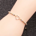 Vista macro de la pulsera trenzada con dije de corazón de circonita arcoíris y cuentas - Letra LOVE 5