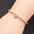 Pulsera de cuentas mixtas con dije de corazón de circonita usada en la muñeca de modelo - Corazón de Circonita de Colores