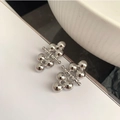 Macro-opname van de gepolijste zilveren kralencluster oorbellen met modern design - Zilver (925 Sterling zilveren oorbelstift)
