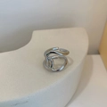 Anillo abierto trenzado de plata minimalista con diseño de metal pulido torcido - Talla única / Plateado