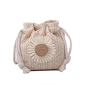 Handgefertigte beige Stroh-Eimertasche mit großer weißer Gänseblümchen-Blume und Quasten - Weiß