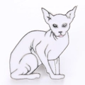 Dettaglio di una spilla smaltata a forma di gatto bianco con bordi argentati - Gatto Siamese Bianco