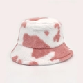 Detail van roze en witte pluche vissershoed met zachte imitatiebont textuur en koeienprint - M / Roze