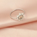 Anillo de flor de acero inoxidable plateado sobre fondo de tela de satén rosa - Color Acero 6#