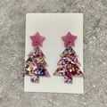 Detailansicht der Acryl-Weihnachtsbaum-Ohrringe mit Glitzersternen und bunten Pailletten - Rosa Stern Bunter Folienbaum