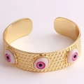 Bracelet jonc doré tendance avec détails œil maléfique roses et finition polie chic - Rose