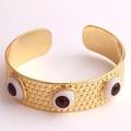 Bracelet jonc doré chic avec trois motifs œil réalistes et texture à points - Rouge Boue