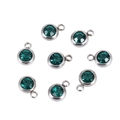 Dettaglio macro di otto ciondoli con pietre portafortuna verde scuro e base in acciaio argento - Verde Smeraldo Base Argento