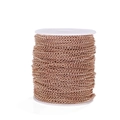 Vista detallada de una cadena de joyería de oro rosa en bobina blanca para manualidades. - 5M Alambre 0.5mm Ancho 2.5mm / Rosa oro