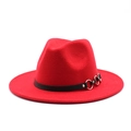 Détail du chapeau fedora rouge en laine avec bande en cuir et anneaux métalliques - Rouge