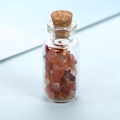 Kristall-Wunschflasche mit roten und orangen Steinen und Korkverschluss Deko - Roter Achat