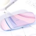 Chique brillenkoker met roze en paars golfpatroon, logo en textuur van stof - Geluksontmoeting