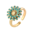Primo piano dell'anello regolabile dorato con fiore in smalto turchese e dettagli - Aperto Regolabile / Margherita Verde