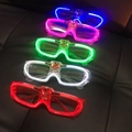 Set di 5 occhiali LED luminosi in rosso, bianco, verde, rosa e blu per feste e club - Quadrato / Rosso