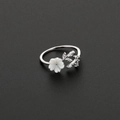 Anillo de flor plateado ajustable con pétalos de concha blanca y pequeños diamantes - Abierto Ajustable / Plateado