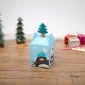 Scatola regalo di Natale azzurra con pinguino e chiusura a forma di albero di Natale - Pinguino Blu