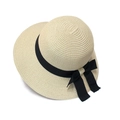 Elegante cappello da sole in paglia beige con tesa larga e nastro decorativo nero per donna - M (56-58cm) / Beige
