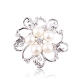 Spilla a fiore argento con perle bianche e cristalli brillanti su sfondo bianco - Fiore di Perla Argento a Cinque Petali (xz04-104B)