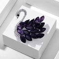 Elegante zilveren zwaanbroche met paarse markieskristallen en witte strass-steentjes - Paarse Zwaan