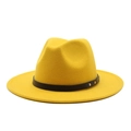 Dettaglio del cappello di lana giallo con fascia in pelle nera e borchie in metallo oro - M (56-58cm) / Giallo