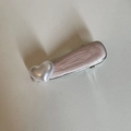 Dettaglio del fermaglio per capelli rosa marmorizzato con cuore bianco perlato decorato - Stile Cuore Rosa