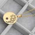 Gouden roestvrijstalen Yin Yang ketting met Bloem des Levens op fluwelen display - Gouden Roestvrijstalen Ketting