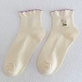 Cremefarbene Baumwollsocken mit violettem Rüschenrand und filigraner Blumenstickerei - Weiß