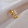 Detailopname van een gouden vlinderring met zirkoon op luxe champagnekleurige zijde - Verstelbaar Open / Echt Goud Verguld (J0091)