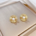 Detailopname van vergulde ronde pareloorbellen met micro-pave gezette zirkonia decoratie - 925 Sterling Zilveren Pin Ronde Parel Oorknopjes